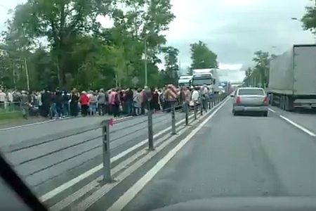 
                    Жители Клина перекрыли Ленинградку          