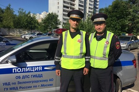 
                    Сотрудники ДПС помогли доставить истекающего кровью мужчину в больницу          