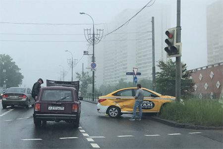  Таксист-нарушитель устроил аварию на Панфиловском проспекте 