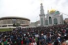 Десятки тысяч мусульман собрались у Соборной мечети в Москве
