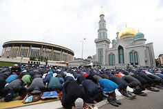 Десятки тысяч мусульман собрались у Соборной мечети в Москве