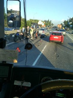 
                    Мотоциклист пострадал в ДТП у перехода в Черной Грязи          