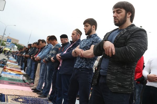 Десятки тысяч мусульман собрались у Соборной мечети в Москве