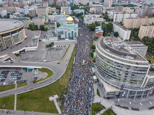 Десятки тысяч мусульман собрались у Соборной мечети в Москве