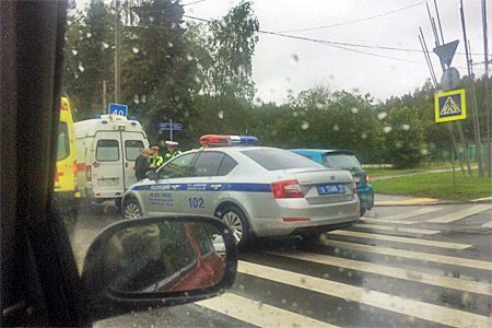 
                    Внедорожник сбил девушку на переходе у 5-го торгового центра          