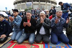 Десятки тысяч мусульман собрались у Соборной мечети в Москве