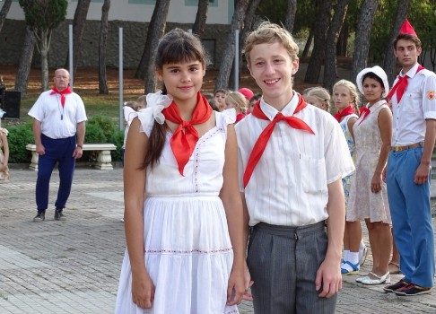 Красные галстуки: смотрите ностальгическую комедию «Частное пионерское 2» на «Нашем Киноромане»