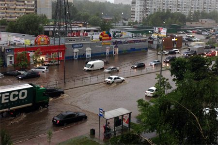 
                    Из-за ливня на улице Андреевке образовалась «бордовая» пробка          