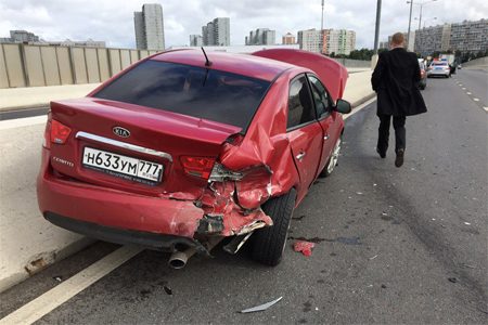 
                    Велосипедист спровоцировал аварию на Крюковской эстакаде          