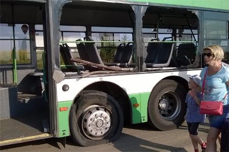 
                    Взорвавшееся колесо разбило два стекла в 400-м автобусе          