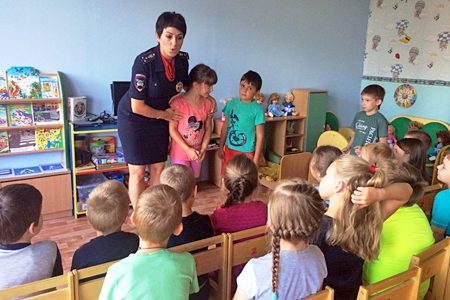 
                    В преддверии нового учебного года инспекторы ГИБДД Зеленограда напомнили дошколятам правила дорожного движения          