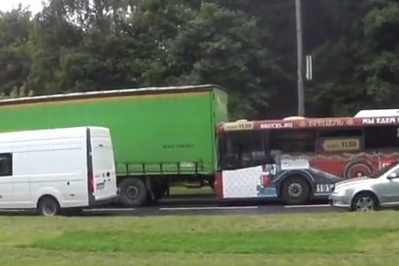
                    Пассажиры пострадали при столкновении автобуса с фурой на Московском проспекте          