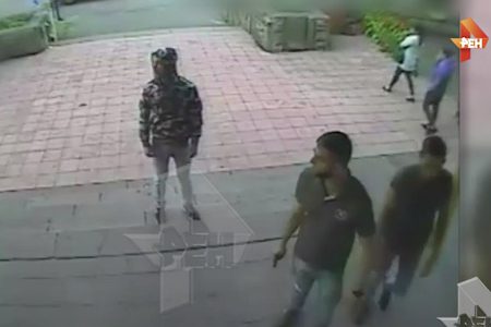
                    Один человек погиб и двое пострадали при поножовщине в кафе рядом с отделом полиции          