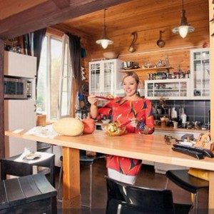 Гузеевой – роскошь, Шараповой – простота: самые интересные дачные интерьеры российских звезд