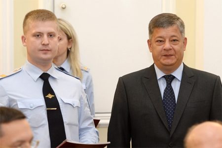 
                    Пятерых полицейских наградили премиями за поимку насильника в 4-м микрорайоне          
