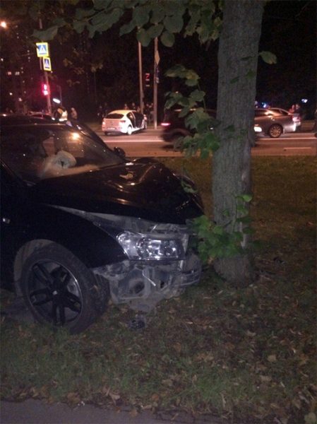 
                    Вылетевший с дороги из-за аварии автомобиль сбил девушку на тротуаре          