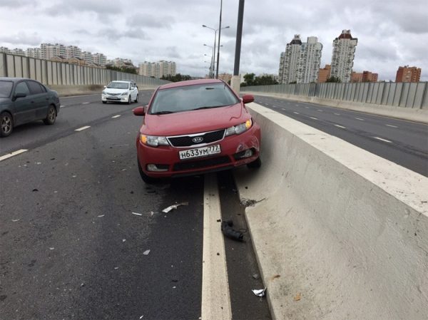 
                    Велосипедист спровоцировал аварию на Крюковской эстакаде          