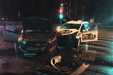 
                    Два человека пострадали в аварии с такси на перекрестке у 1-го торгового центра          