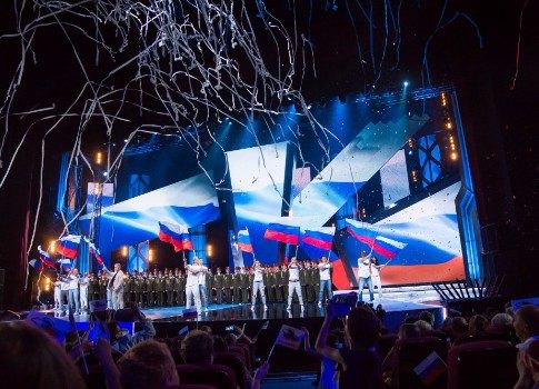День триколора: смотрите трансляцию концерта в честь Дня Государственного флага РФ на Первом канале