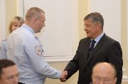 
                    Пятерых полицейских наградили премиями за поимку насильника в 4-м микрорайоне          
