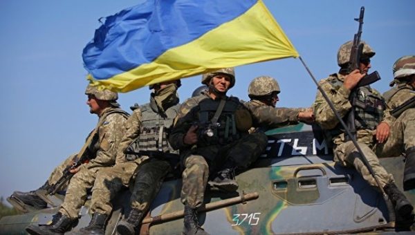 Украинские силовики укрепляют позиции в районе отвода сил, заявили в ЛНР