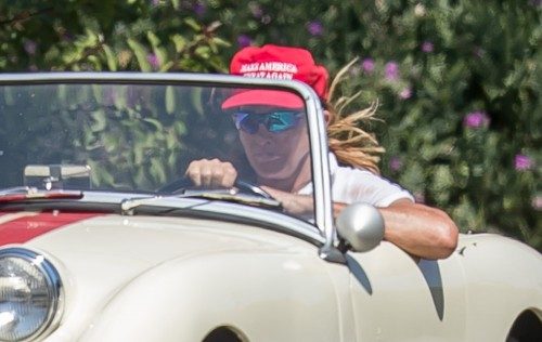 Кейтлин Дженнер случайно одела кепку в поддержку Трампа