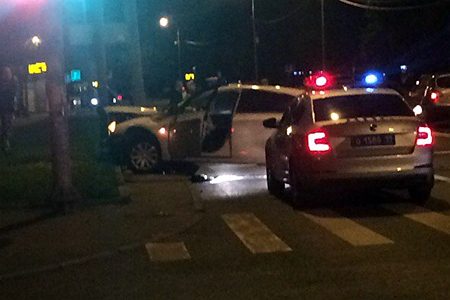 
                    Вылетевший с дороги из-за аварии автомобиль сбил девушку на тротуаре          