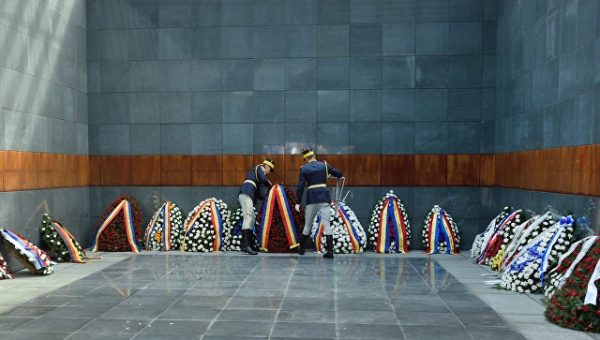 Актрису раскритиковали за откровенные фото у мемориала холокоста в Румынии