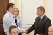 
                    Пятерых полицейских наградили премиями за поимку насильника в 4-м микрорайоне          