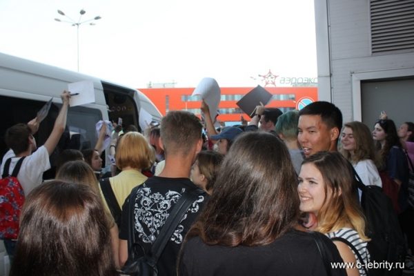 Halsey встретила в Москве армию фанатов