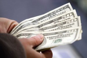 Пожилой инвалид выманил у мигранта крупную сумму денег