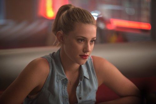 Звезда сериала «Ривердейл» Лили Рейнхарт раскрыла свои секреты красоты
