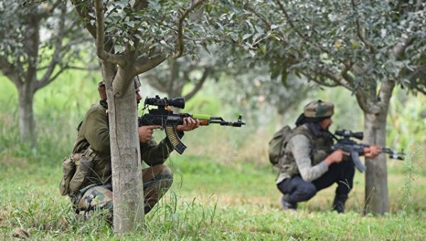 Число жертв атаки боевиков на лагерь полиции в Кашмире выросло до трех