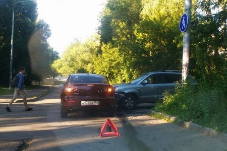 
                    В парке Победы столкнулись два автомобиля          