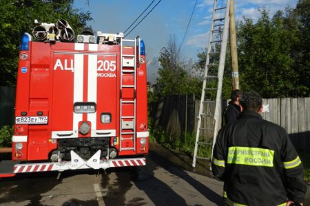 
                    В Малино сгорели крыши двух домов          