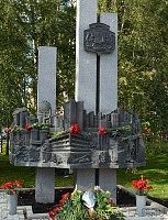 К памятнику первостроителям Зеленограда возложили цветы
