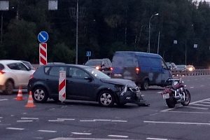 Нарушительница на легковушке столкнулась с мотоциклом