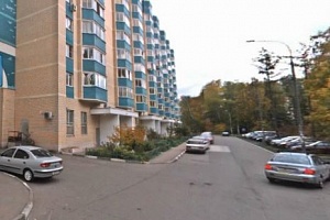 Фургон сбил перебегавшего во дворе дорогу ребенка