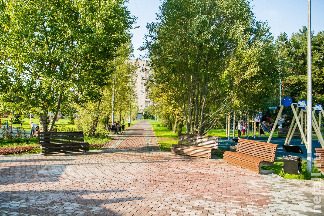 
                    70 скамеек и беседки          