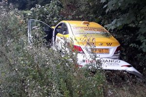 На Солнечной аллее автомобиль такси вылетел в кювет