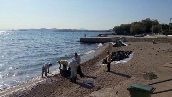 Затонувший в Греции танкер плавал по временному разрешению, узнали СМИ