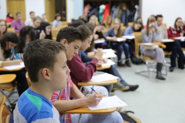 
                    Занятия для школьников за 490 рублей в месяц          