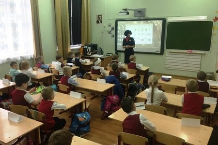 
                    	Инспекторы ГИБДД встретились с зеленоградскими школьниками          