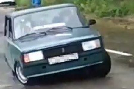 
                    Полиция нашла устроившего дрифт на перекрестке подростка          