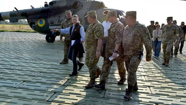 Волкер назвал интересным предложение России по миротворцам в Донбассе