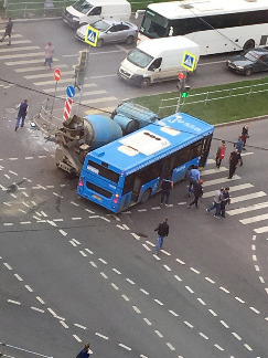 
                    Бетономешалка протаранила пассажирский автобус в «новом городе»          