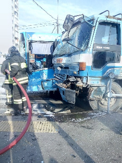 
                    Бетономешалка протаранила пассажирский автобус в «новом городе»          