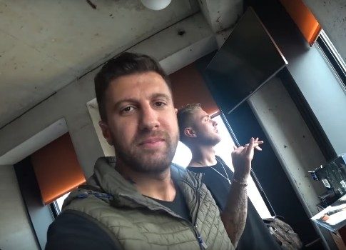 Оценил девушек: Егор Крид побывал в порнотеатре на ули<!--more--></noscript>це красных фонарей в «Дневнике хача»” /></p>
<p class=