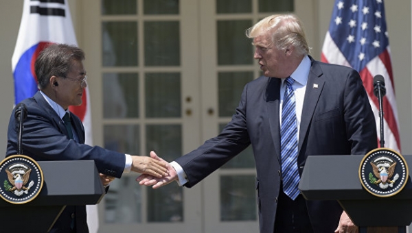 Трамп и Мун Чжэ Ин договорились о пересмотре соглашения по ракетам
