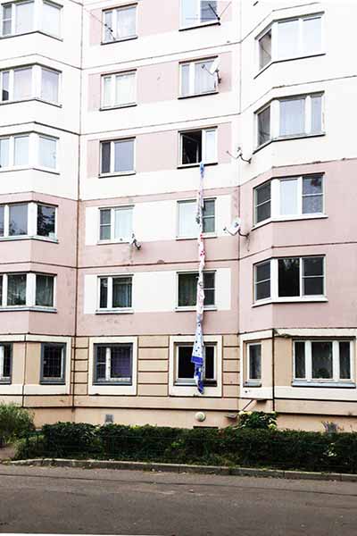 spuskavshayasya-po-prosty-nyam-iz-okna-devochka-razbilas-nasmert